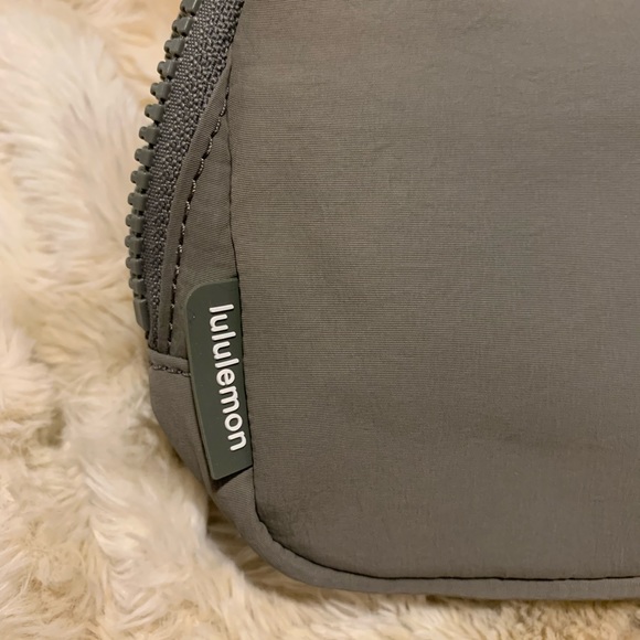 Everywhere Belt Bag - Green Pastel - Picture 2 of 5